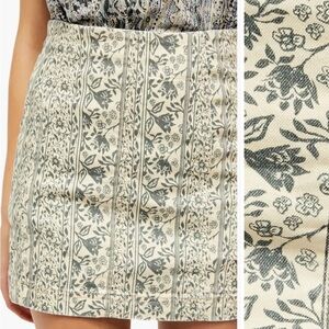 ☀️ Free People Modern Femme Denim stretch floral Miniskirt blue/off white sz 2